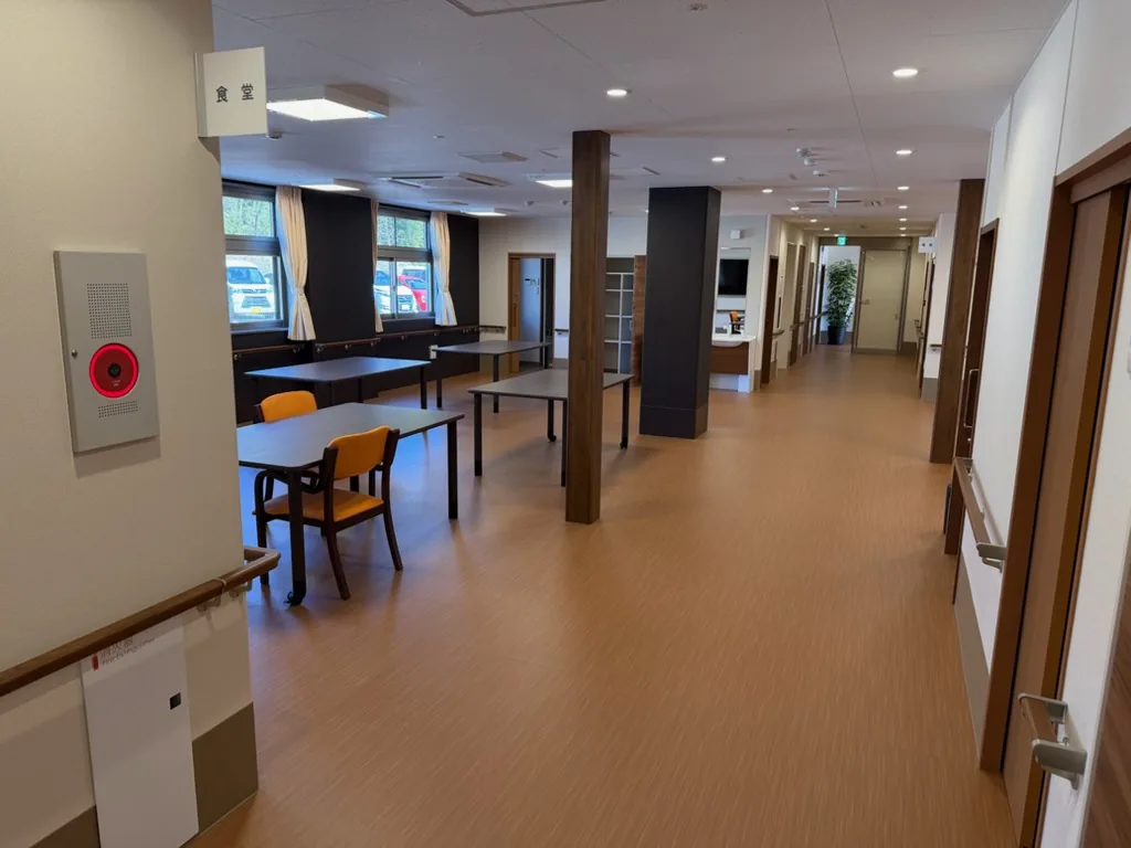 あすなろ玉村 食堂と廊下 手すり付きバリアフリー設計